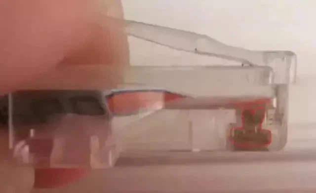 Side view of the Cat5e RJ45 plugs, indicating two teeth in the contact points Side view of the Cat5e RJ45 plugs, indicating two teeth in the contact points