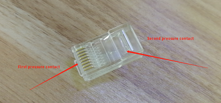 The first pressure contact point has 8 teeth, crimping the 8 copper pins of the modular plug The first pressure contact point has 8 teeth, crimping the 8 copper pins of the modular plug