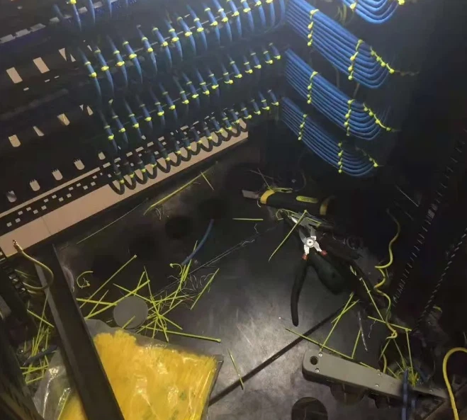 Trim the excess, ensuring consistency to maintain a neat appearance, and leave some redundancy compared to the calculation, preferably ten to fifteen centimeters, including the length of the stripped jacket and the patch panel. Trim the excess, ensuring consistency to maintain a neat appearance, and leave some redundancy compared to the calculation, preferably ten to fifteen centimeters, including the length of the stripped jacket and the patch panel.