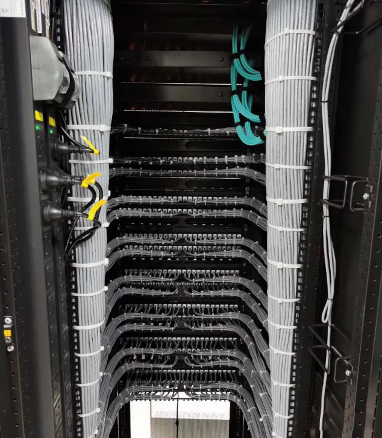 Forward cable management is performed before the patch panel modules are terminated. It starts from the inlet of the computer room, organizing the cables section by section until the patch panel modules. Forward cable management is performed before the patch panel modules are terminated. It starts from the inlet of the computer room, organizing the cables section by section until the patch panel modules.