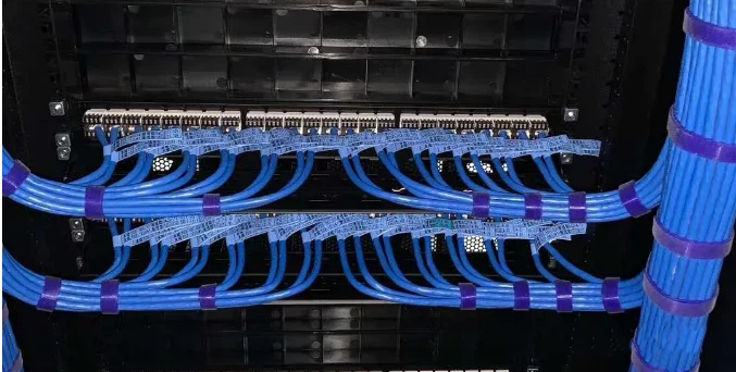 Wrap the prepared labels around the network cables and mark them with a pen (usually indicating the room number or purpose), ensuring that the labels are clear and easy to understand. Crossover cables can be distinguished from general network cables by using labels of different colors. Wrap the prepared labels around the network cables and mark them with a pen (usually indicating the room number or purpose), ensuring that the labels are clear and easy to understand. Crossover cables can be distinguished from general network cables by using labels of different colors.