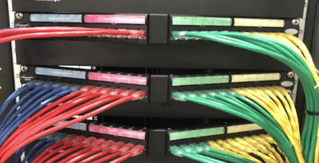 Using corner type patch panel can not only isolate part of the crosstalk between cables but also automatically divide the cables into two parts and perform step-by-step cable organization. The user only needs to lay the cable according to the length of the information socket, and patch cords can be connected to the next RJ45 port without needing a cable manager. Using corner type patch panel can not only isolate part of the crosstalk between cables but also automatically divide the cables into two parts and perform step-by-step cable organization. The user only needs to lay the cable according to the length of the information socket, and patch cords can be connected to the next RJ45 port without needing a cable manager.