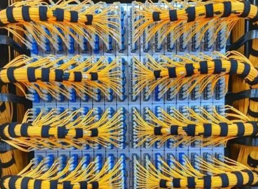 Coil the slack naturally at a radius no smaller than the minimum bend, and fix it on the cabinet's fiber manager. Coil the slack naturally at a radius no smaller than the minimum bend, and fix it on the cabinet's fiber manager.